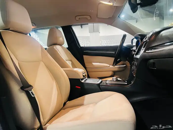 كرايزلر 2018 هيمي C300 V8 (بحالة ممتازة ) 16