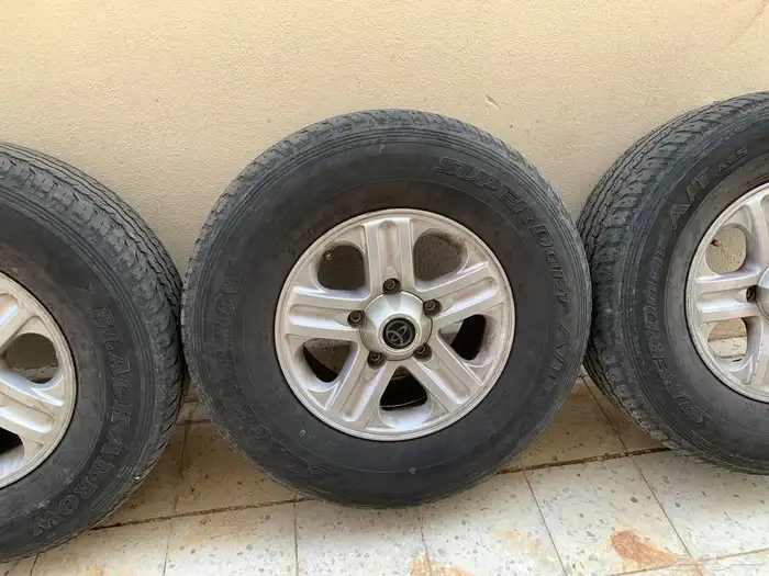 للبيع جنوط وكفرات جكسار مقاس 16 2