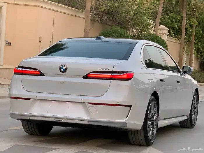 بي ام دبليو 735Li موديل 2023 بحالة الوكاله ممشى 22 الف 11