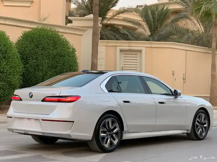 بي ام دبليو 735Li موديل 2023 بحالة الوكاله ممشى 22 الف 9