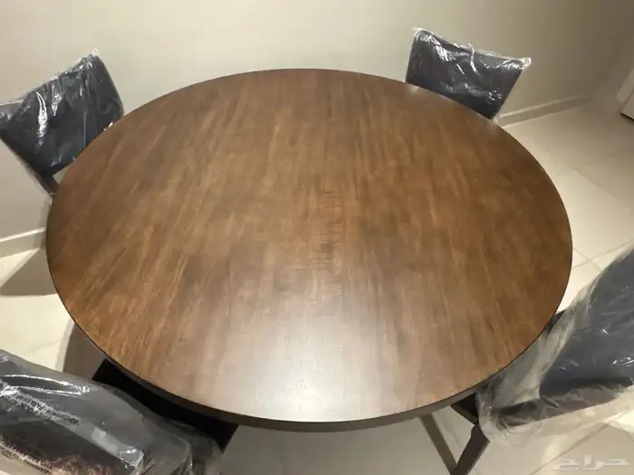 طاولة طعام دائرية مع أربعة كراسي 5