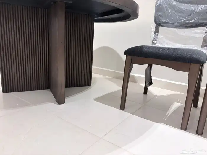 طاولة طعام دائرية مع أربعة كراسي 2