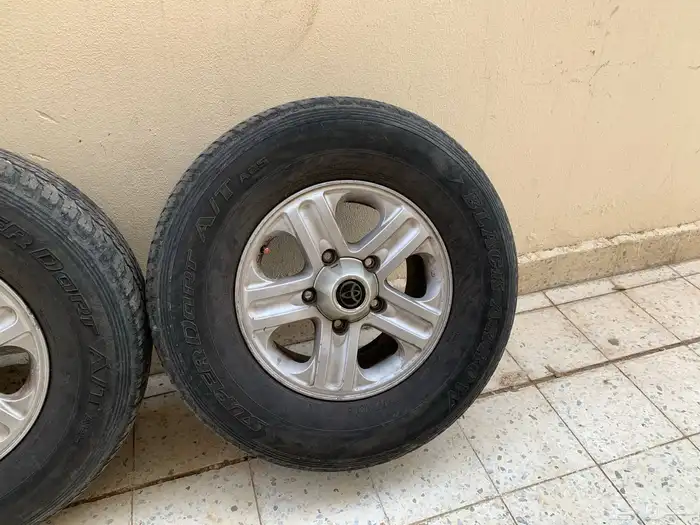 للبيع جنوط وكفرات جكسار مقاس 16 5
