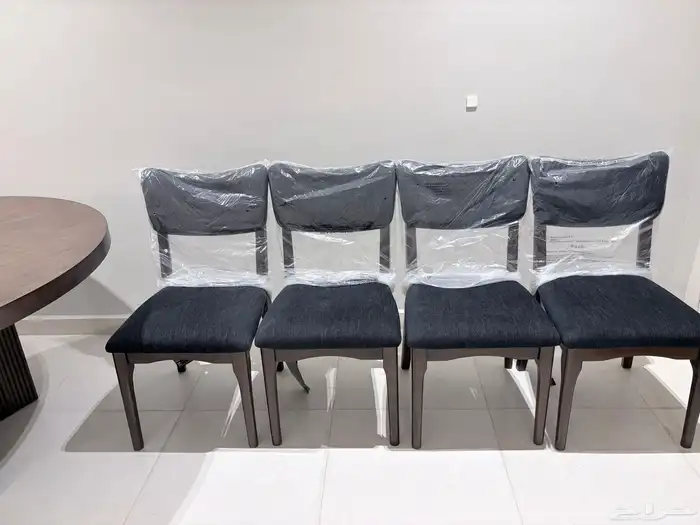 طاولة طعام دائرية مع أربعة كراسي 0