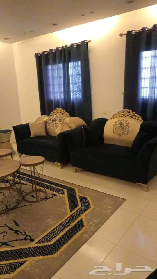 طقم جلوس 7 قطع مع سجادة وستاره بي 800 ريال 1