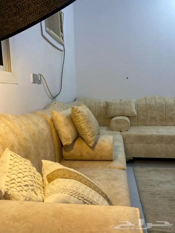 كنب البيع العضر 3في 90 متر طول 3 متر الكنب جديد مع طاوله 1