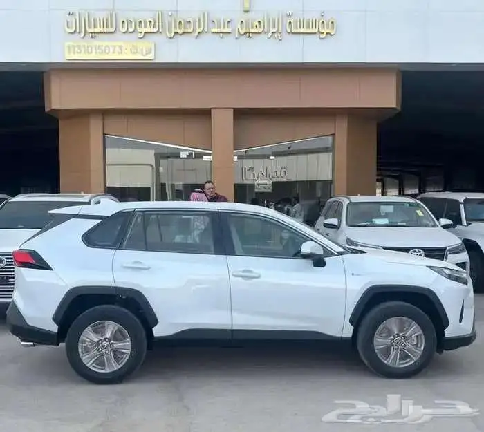 تويوتا راف فور هايبرد 2025 لدى العوده للسيارات 2
