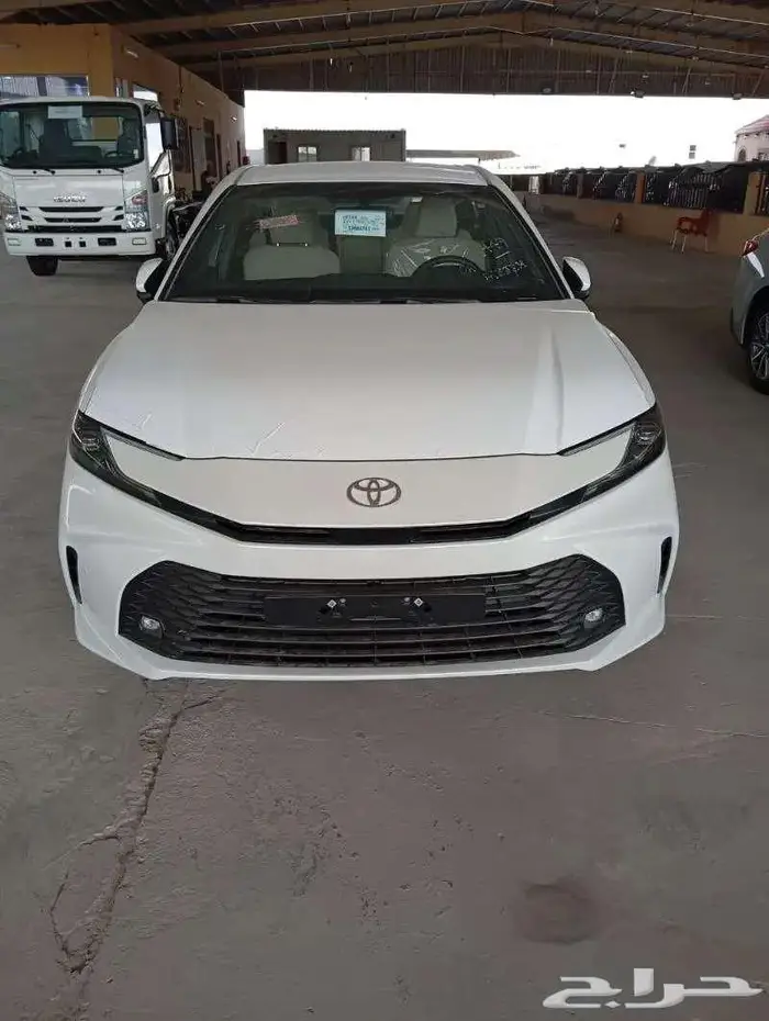 تويوتا كامرى E هايبرد 2025 لون ابيض 3