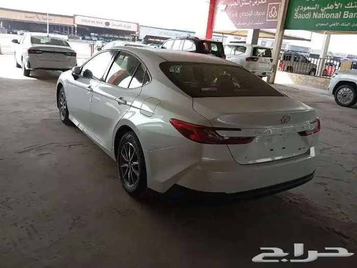 تويوتا كامرى E هايبرد 2025 لون ابيض 6