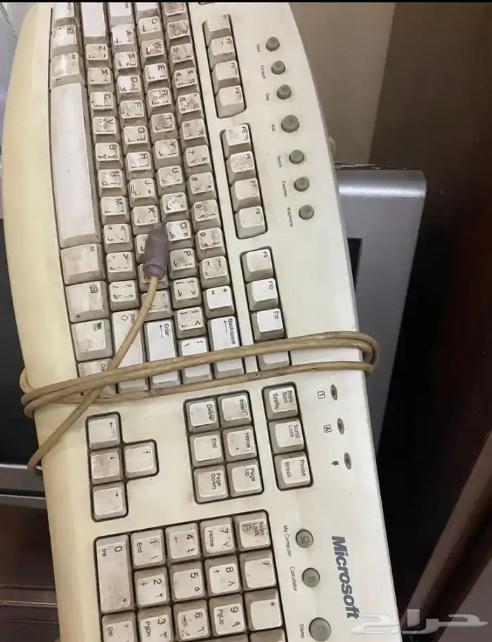 لمبات كوليدر مياه جالون ترابيزه طاولة خشب شاشة كمبيوتر شاشة 24