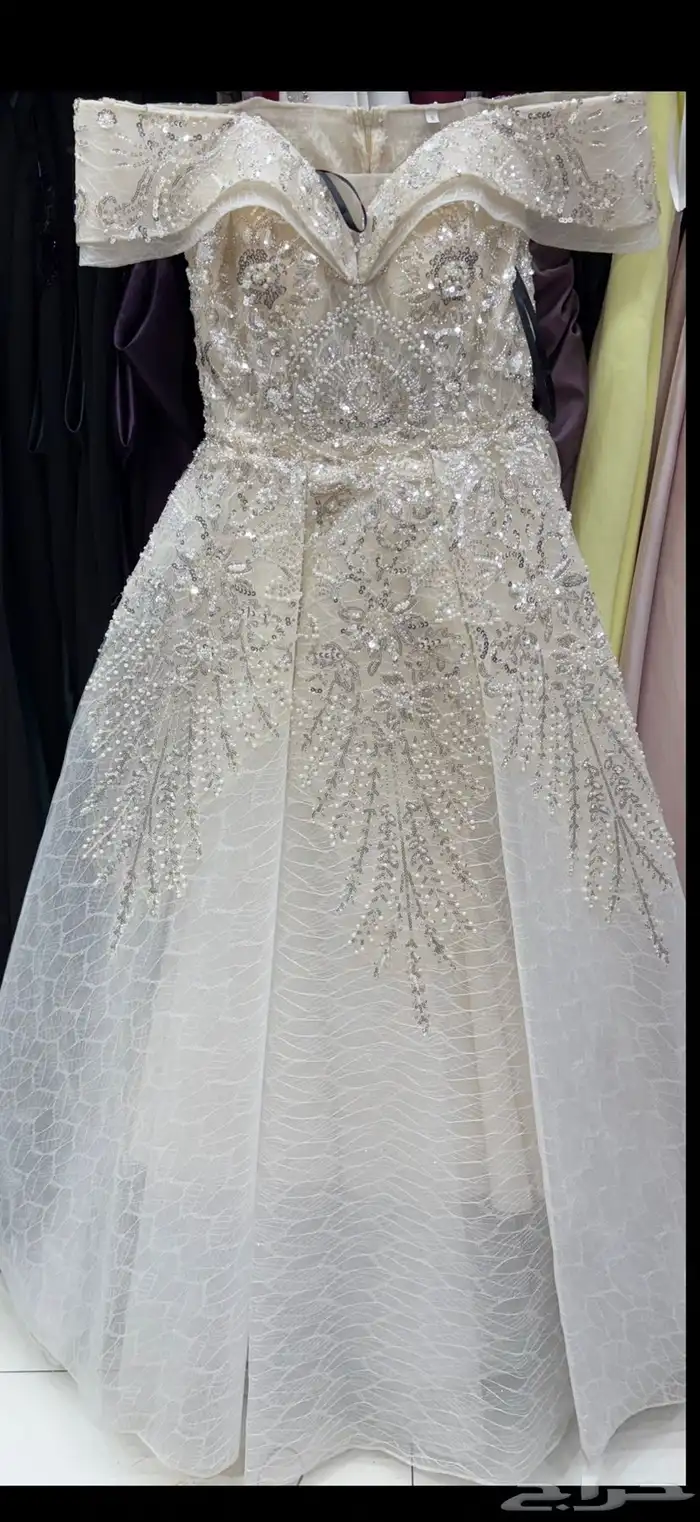 فستان ملكة تم استعماله (مره وحده) استخدام نظيف 0