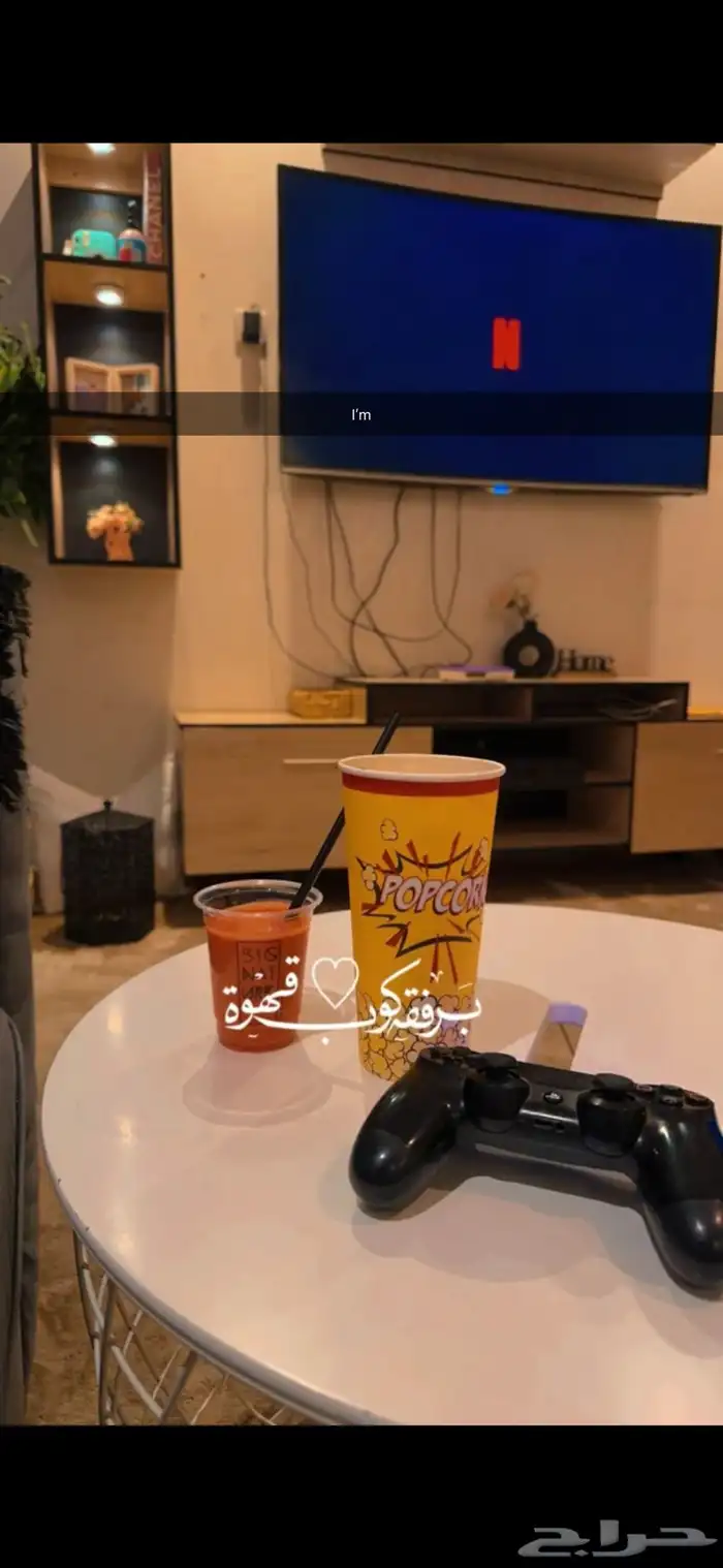 طاولة تلفزيون مع رفوف للبيع نظيفه وغير مخدوشه 2