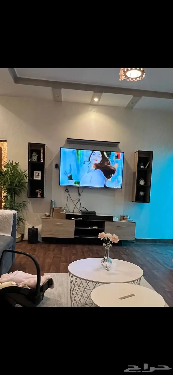 طاولة تلفزيون مع رفوف للبيع نظيفه وغير مخدوشه 1