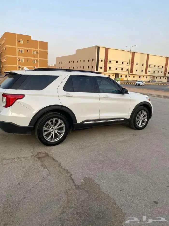 Ford Explorer XLT 2020   Full Option   Excellent Condition 2