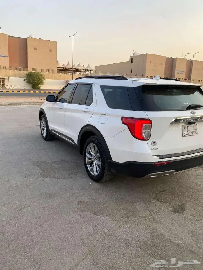 Ford Explorer XLT 2020   Full Option   Excellent Condition 3