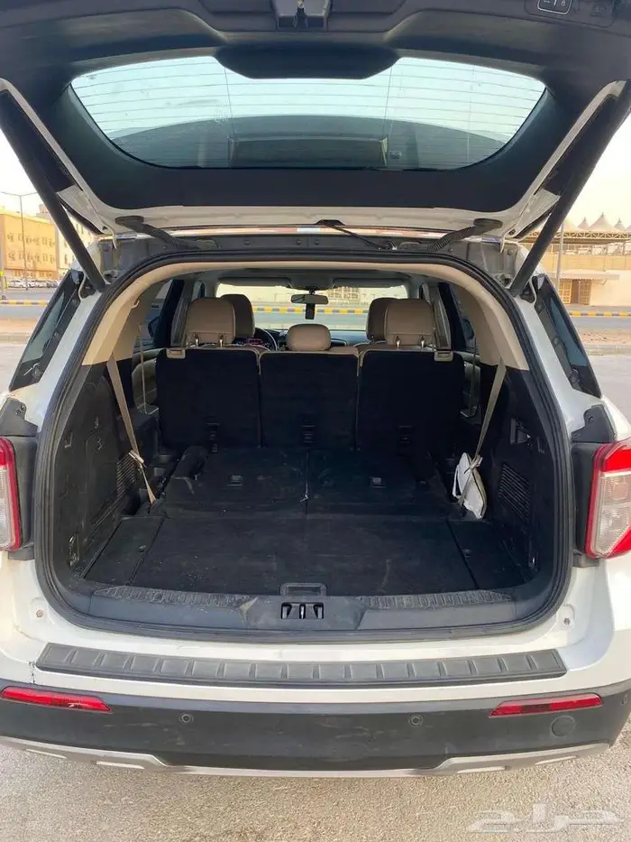 Ford Explorer XLT 2020   Full Option   Excellent Condition 7