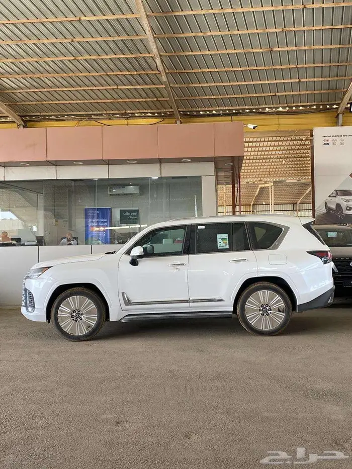 لكزس LX600 BBسعودي 2025 ابيض جملي لدى الفريدي 1
