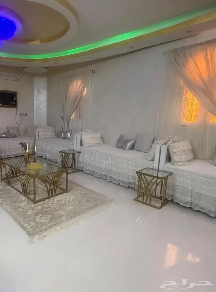 7 كراسي خشب مع المراتب والمخاد 0