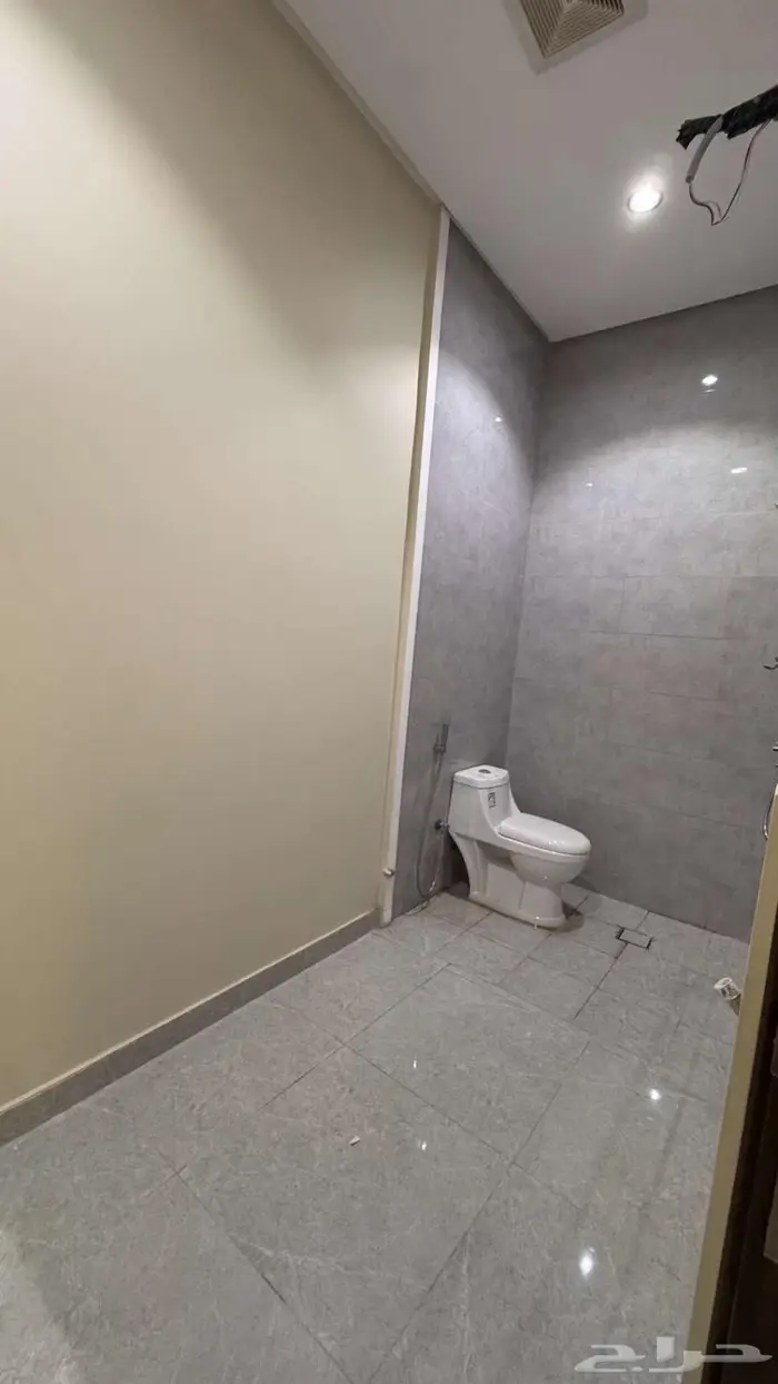 شقة جديدة خمس غرف وصالة جلوس للإيجار السنوي 15