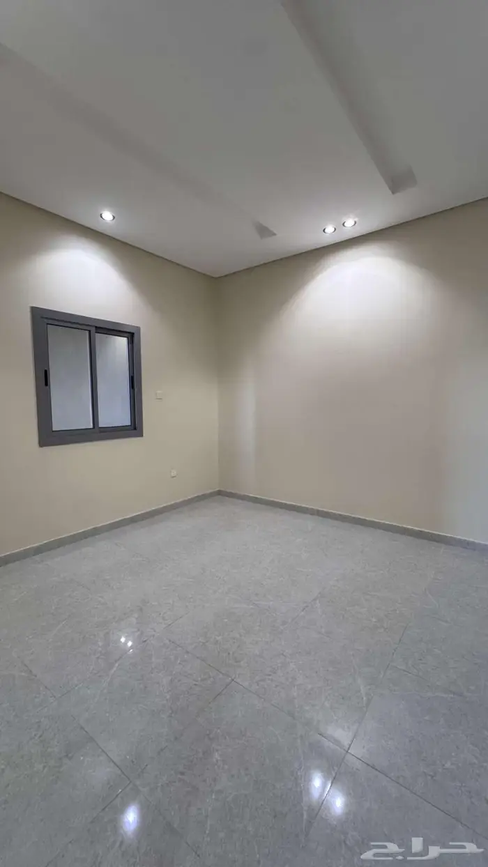 شقة جديدة خمس غرف وصالة جلوس للإيجار السنوي 1