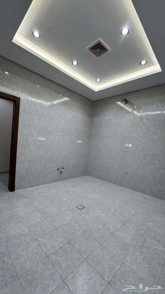 شقة جديدة خمس غرف وصالة جلوس للإيجار السنوي 5