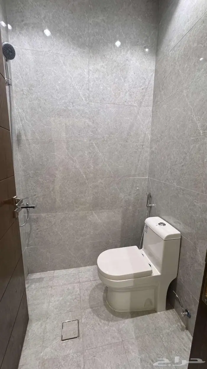 شقة جديدة خمس غرف وصالة جلوس للإيجار السنوي 14