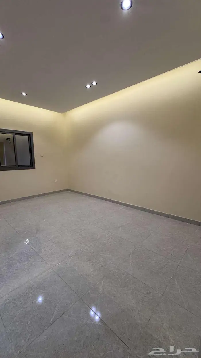 شقة جديدة خمس غرف وصالة جلوس للإيجار السنوي 12