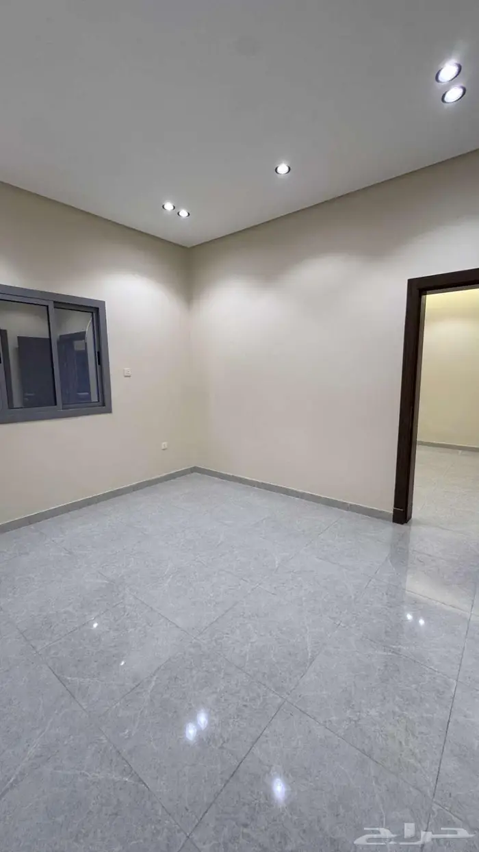 شقة جديدة خمس غرف وصالة جلوس للإيجار السنوي 8