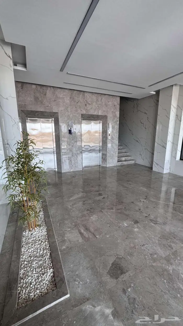 شقة جديدة خمس غرف وصالة جلوس للإيجار السنوي 18