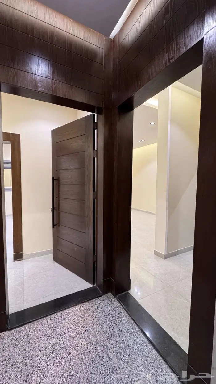 شقة جديدة خمس غرف وصالة جلوس للإيجار السنوي 10