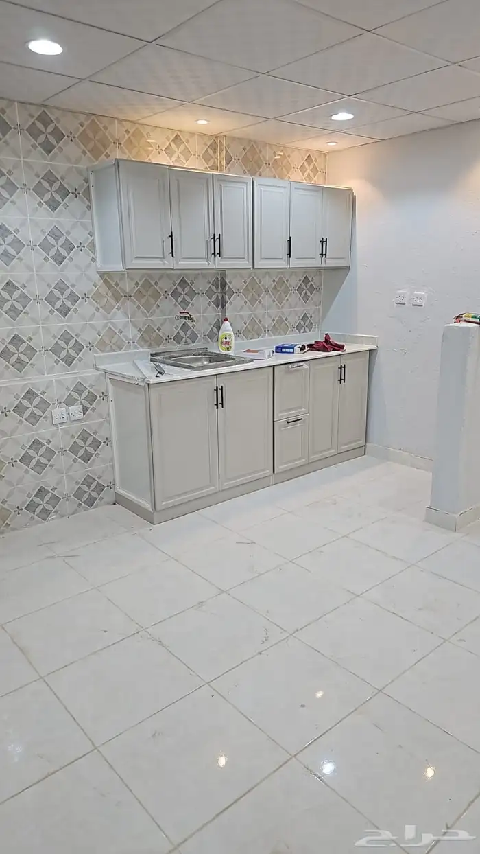 غرفة مع مطبخ امريكي ودورة مياه ارضيه 4