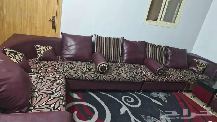 اغراض للبيع مكنسة وتربو وطاولات وتربيزة شاشة 1