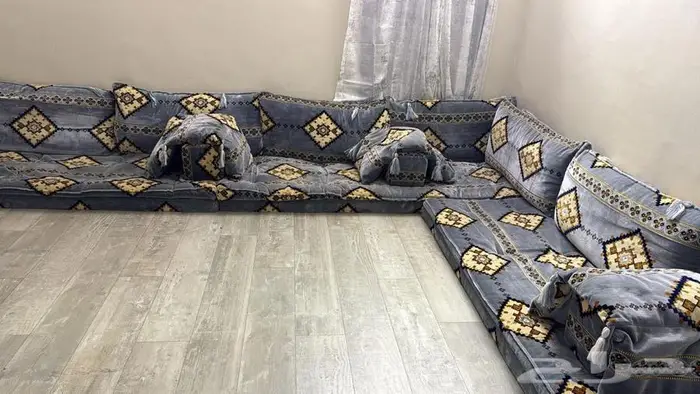 مكتب وكنب ارضي للبيع 1