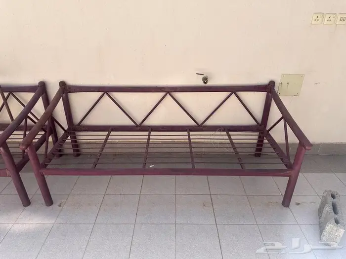 للبيع كراسي حديد عدد تسعة مع طاولاتهن وفرن طبخ 2