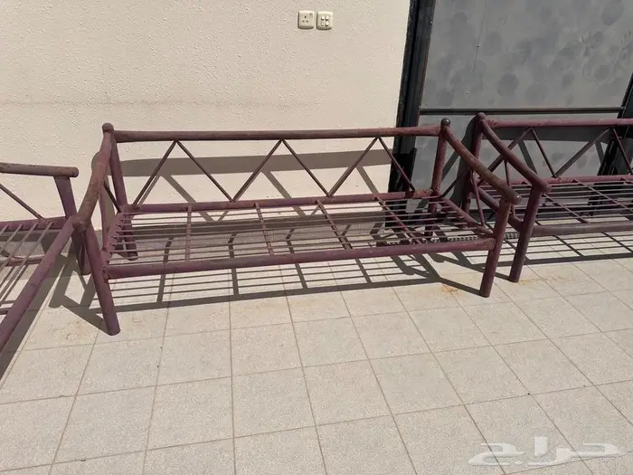 للبيع كراسي حديد عدد تسعة مع طاولاتهن وفرن طبخ 4