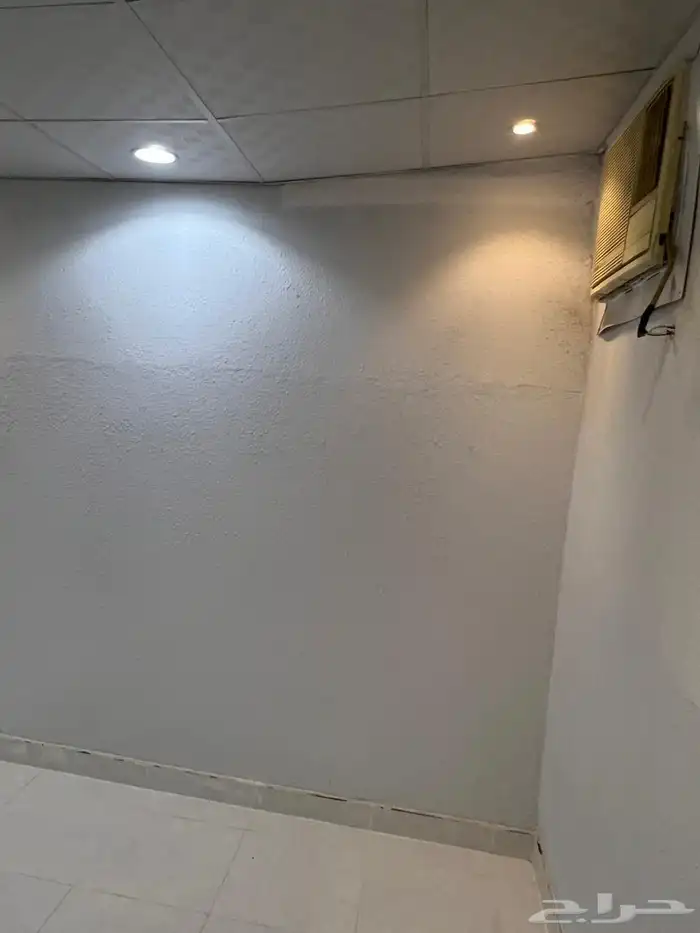 غرفة مع مطبخ امريكي ودورة مياه ارضيه 1