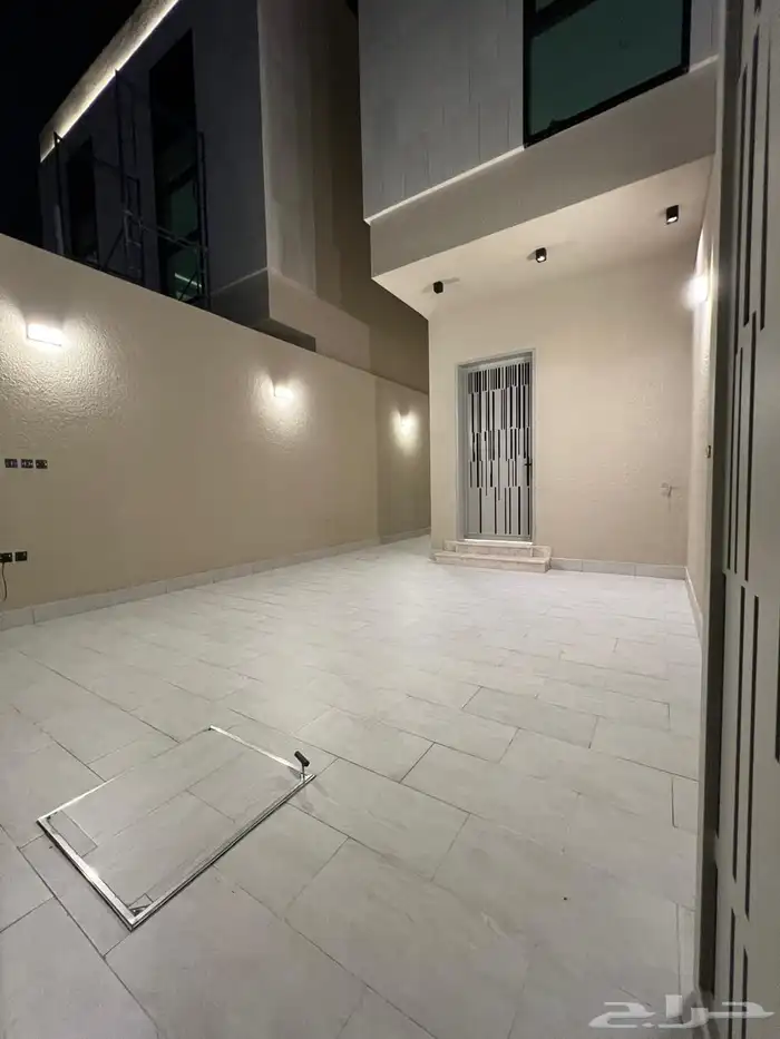 للبيع دور ارضي بناء شخصي بحي طويق 1