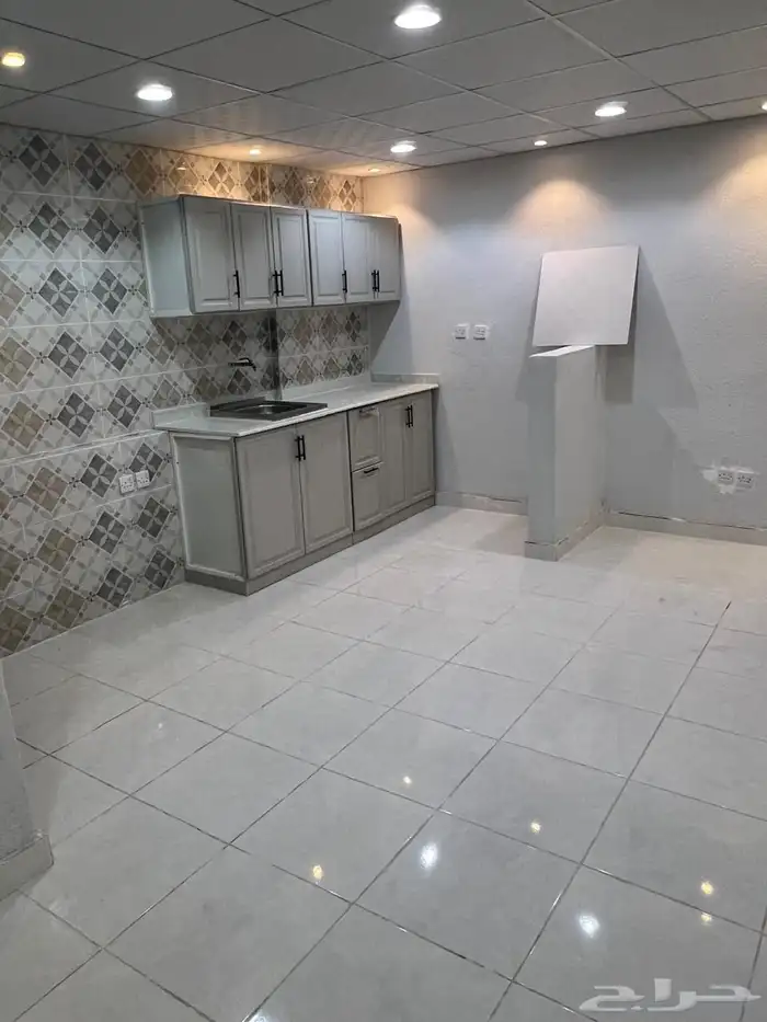 غرفة مع مطبخ امريكي ودورة مياه ارضيه 0