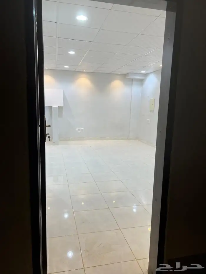 غرفة مع مطبخ امريكي ودورة مياه ارضيه 2