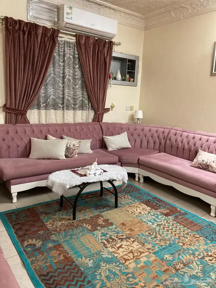 كنب وردي حرف U مع ستارة وطاولة 1