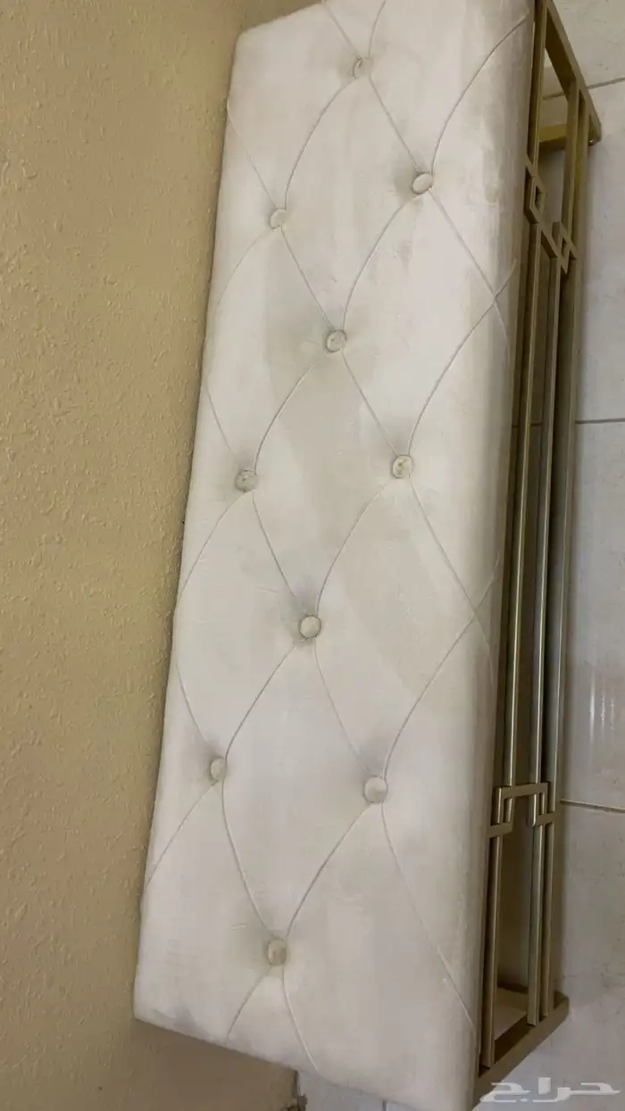 طاوله وسط ومرايه وكنبه 0