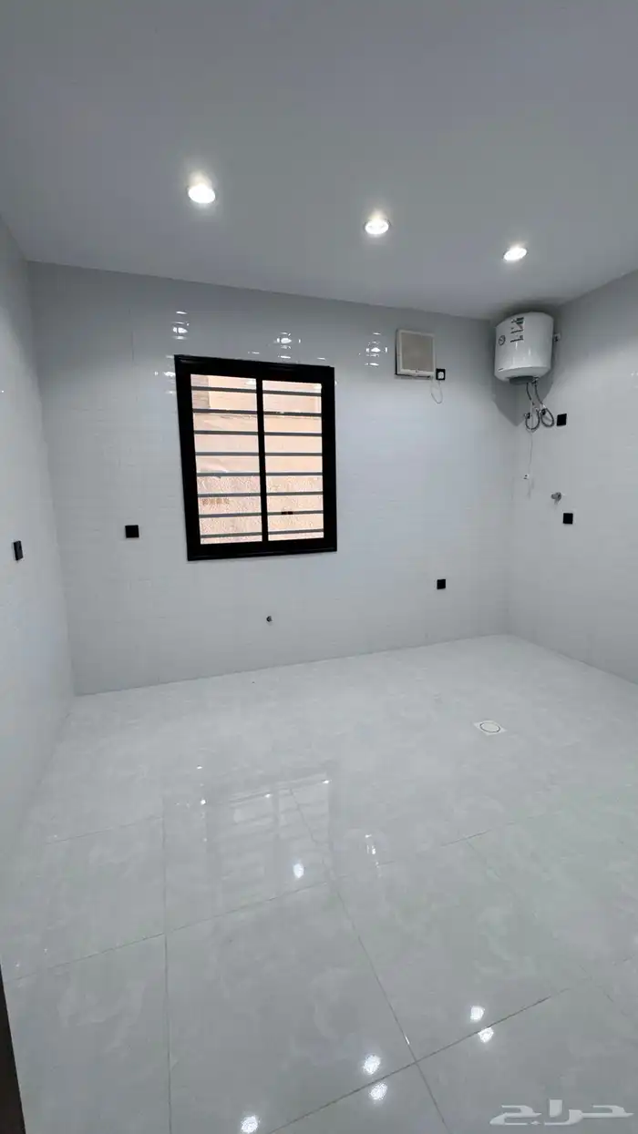 للبيع روف علوى مع ملحق من 650 الف بالخميس 11
