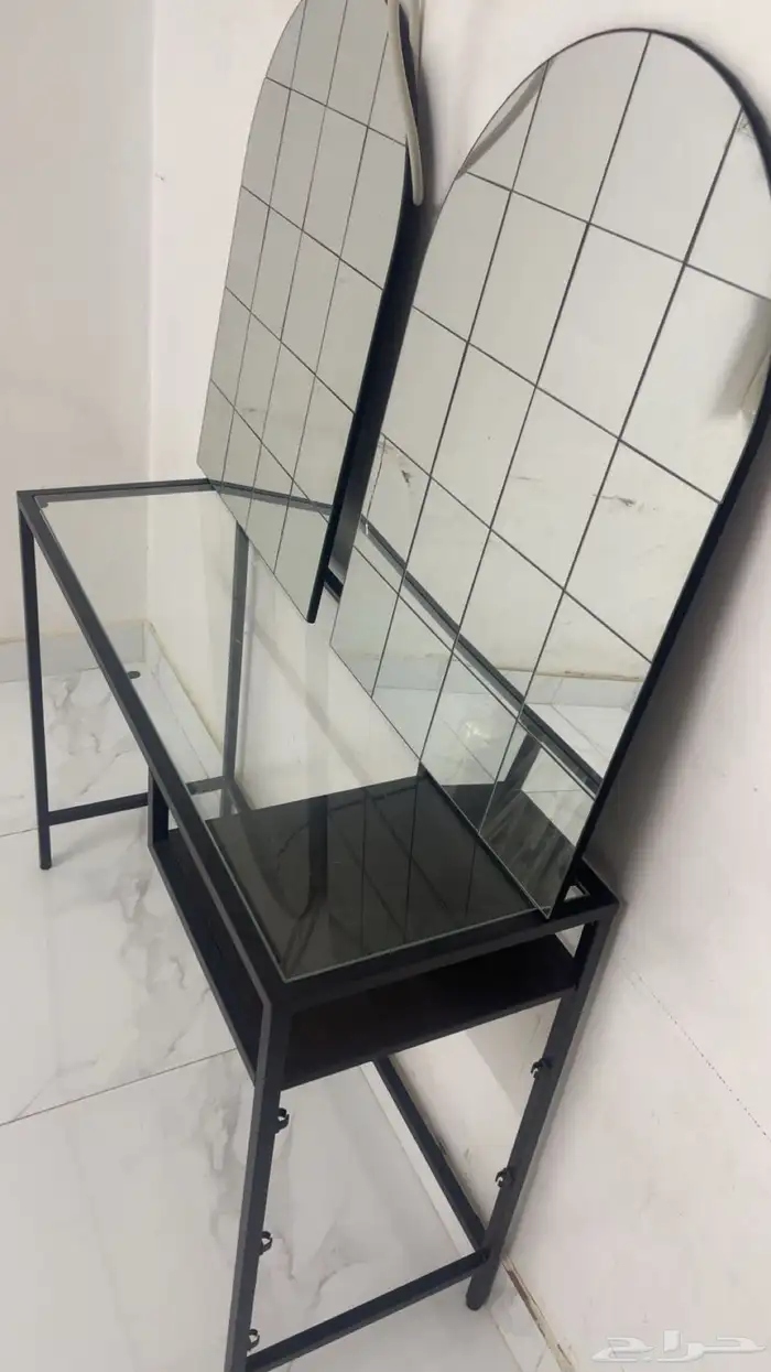 طاوله وسط ومرايه وكنبه 1