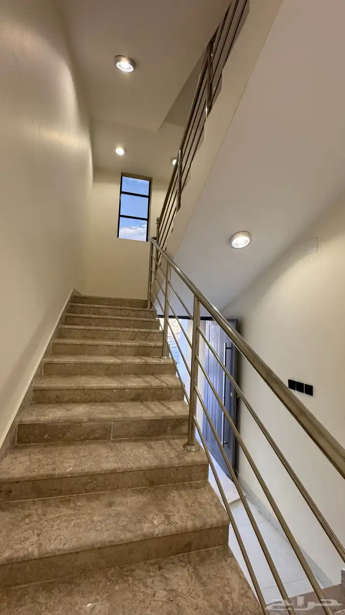 للبيع روف علوى مع ملحق من 650 الف بالخميس 2