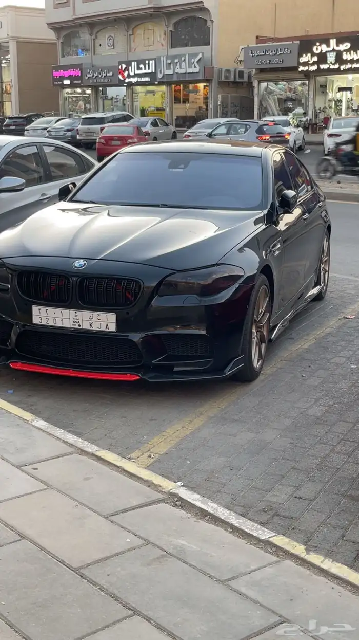 BMW F10 (2011) 8 سلندر توين تيربو(550i) 0