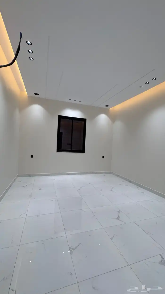 للبيع شقق ارضيه وعلوى مع سطح من 550 الف طريق ابها الخميس 35