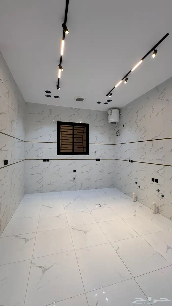 للبيع شقق ارضيه وعلوى مع سطح من 550 الف طريق ابها الخميس 8