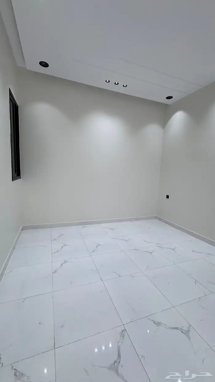 للبيع شقق ارضيه وعلوى مع سطح من 550 الف طريق ابها الخميس 13