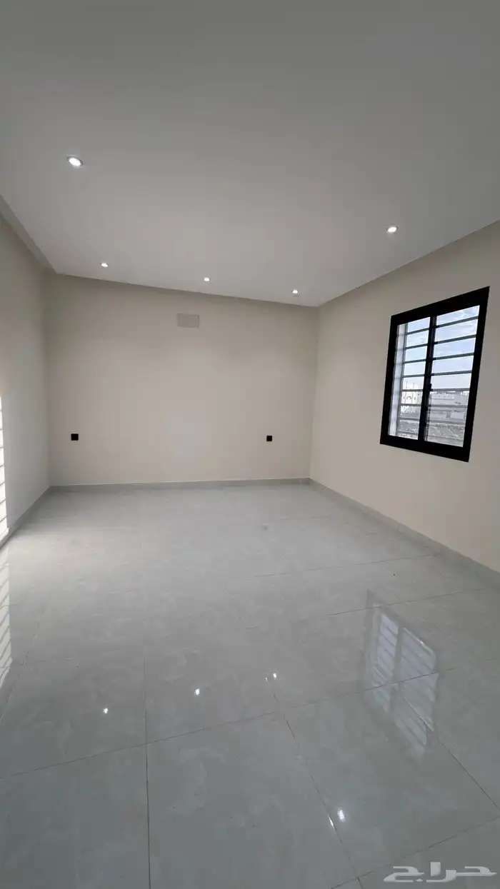للبيع روف علوى مع ملحق من 650 الف بالخميس 13