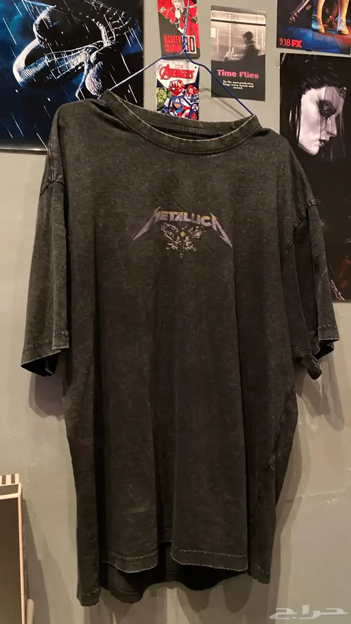 تيشرت ميتاليكا الأصلي من pull bear 0
